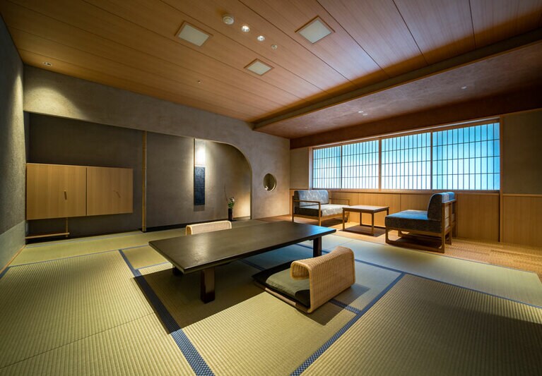 西村屋ホテル招月庭。客室タイプも多彩で、こんな美しい一室も。