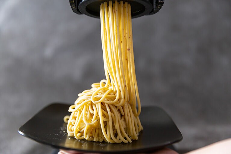 大人気のしぼりたてモンブラン。パティシエが目の前でクリームをしぼり、出来立てを提供してくれる。