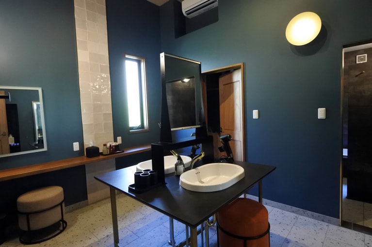 ゆったりと向かい合うように配置されたダブルシンク。