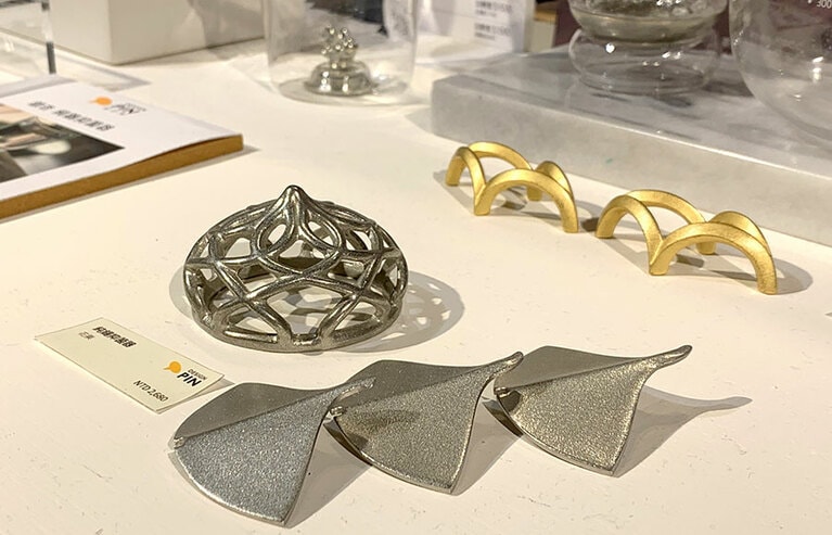 銀杏や栗形の浄水グッズ。国内外のデザイン賞を受賞しています。銀杏 純錫抑菌器 隨身版(イチョウ型浄水器) 1,880元。