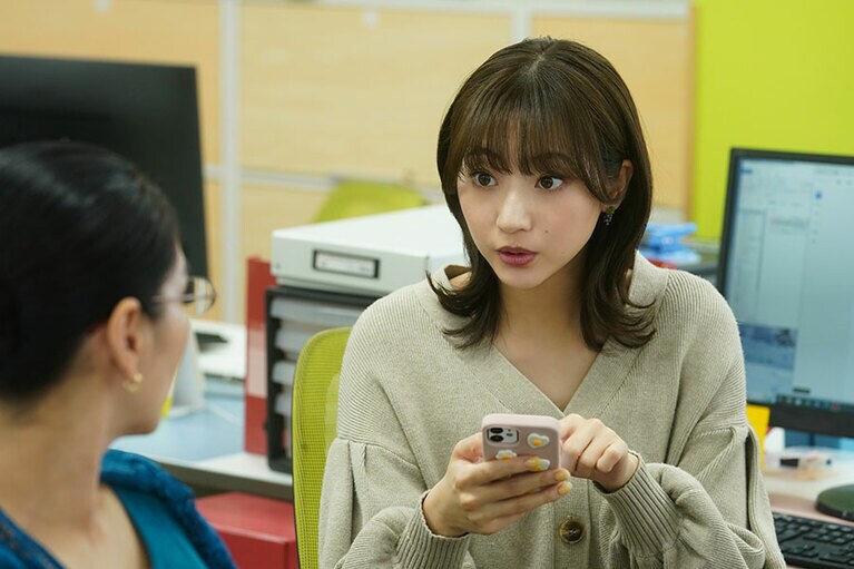 長女・由香は木南晴夏、次女・里香は佐久間由衣、三女・美香は武田玲奈が演じる。©2024映画「おいハンサム!!」製作委員会