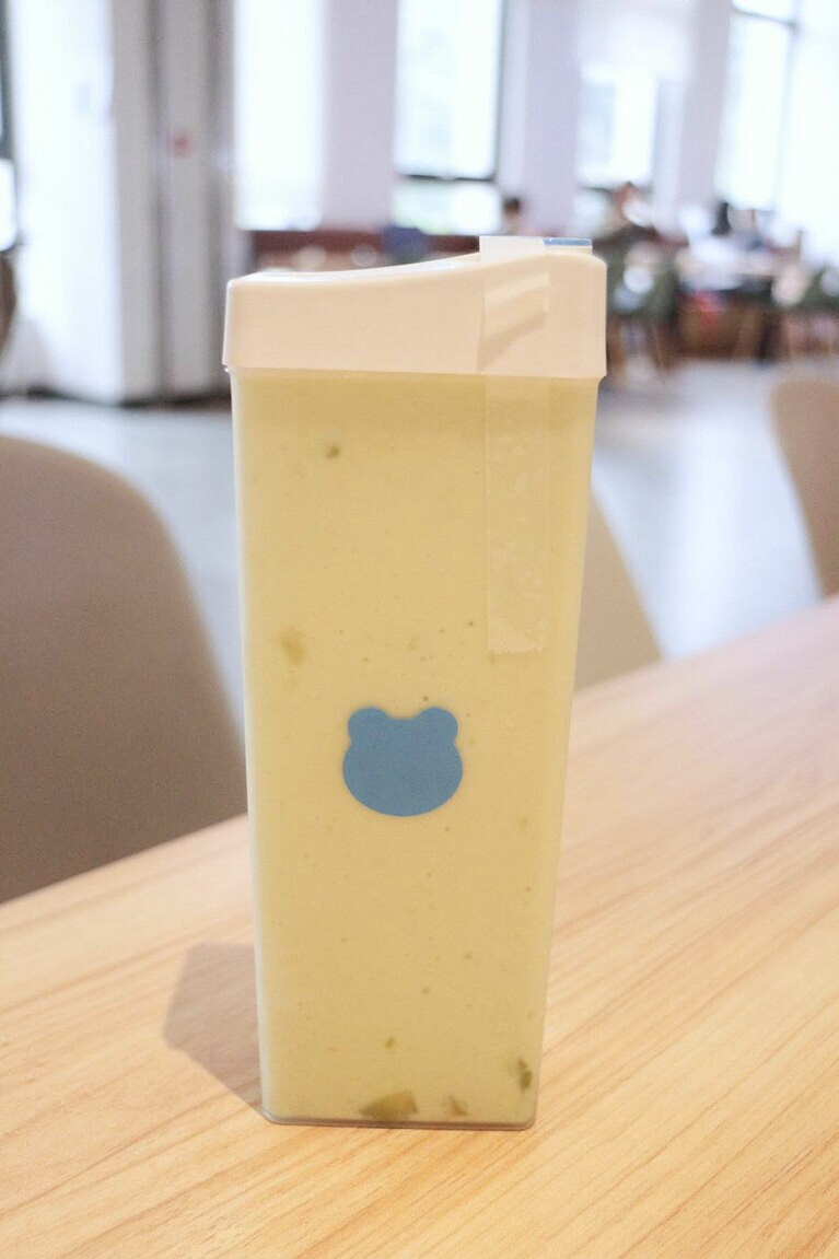 兰熊鲜奶の「クラッシュアボカドヨーグルト」。​30​元（約​610​円）。​サラサラとしたテクスチャーで、ヨーグルトは牛乳の味がしっかり感じられる。アボカドの主張は強くなく飲みやすい