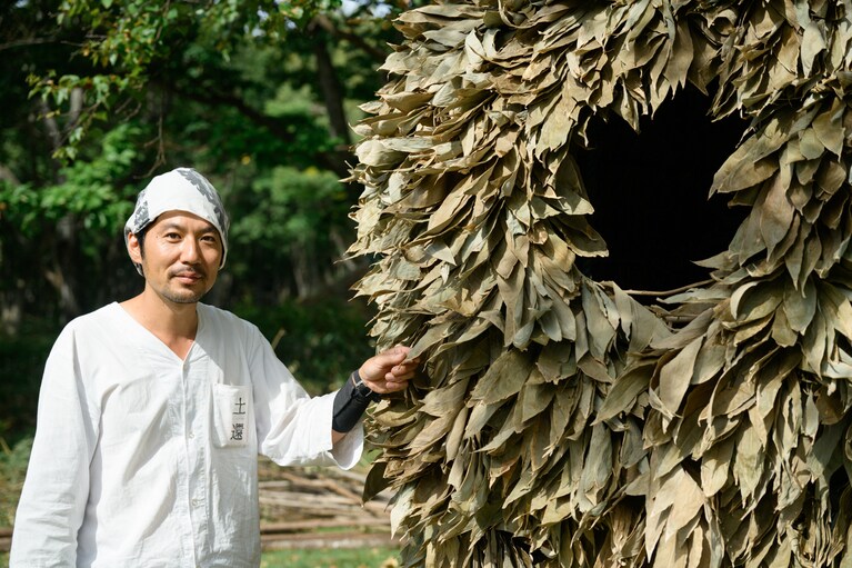 TSUCHI NI KAERU 代表の藤原 タクマさん。地元・飛騨騨山を拠点に日本各地でかやぶき屋根の修復や復元を手がける。「土に還る」をコンセプトに、百姓が持つ多様な技術と知恵、自然観を表現する活動もされている。