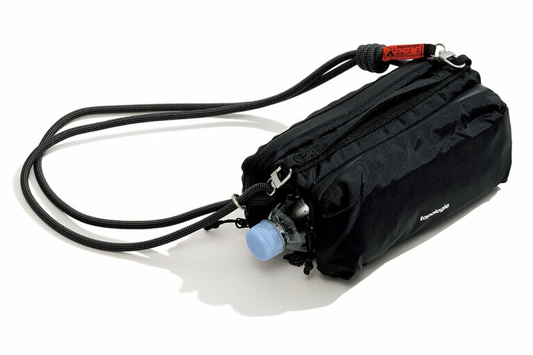 ボトルサコッシュ 6,930円、ポリエステルコードストラップ 4,400円／トポロジー（トポロジー フラッグシップ ショップ）