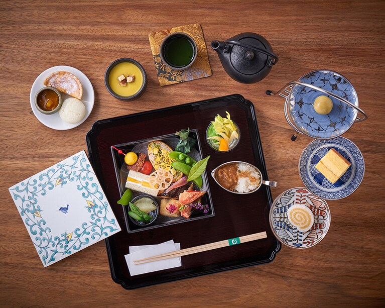 「和のアフタヌーンティー」の初夏バージョンのイメージ。それぞれの食材から期待できる効能がわかるように、メニューは「薬日本堂」の解説付きで、持ち帰りできる仕様になっている。