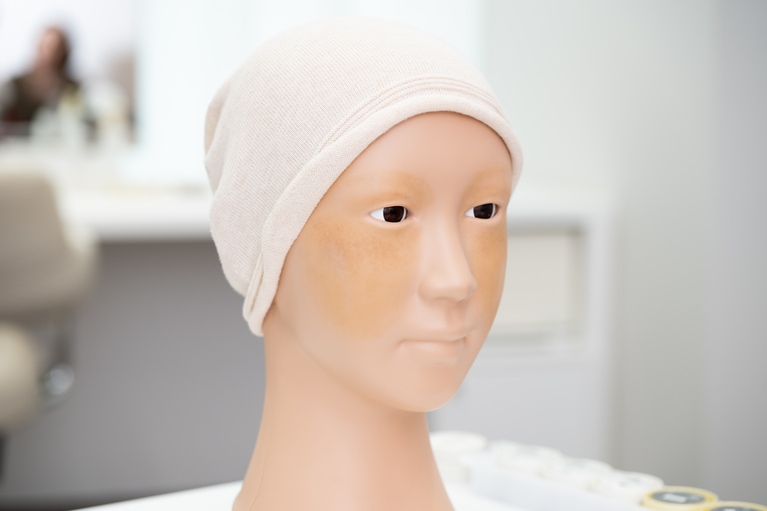 脱毛により眉が無いイメージのヘッドマネキン。眉毛が脱毛することで眉頭の位置を探すのも苦労するそう。