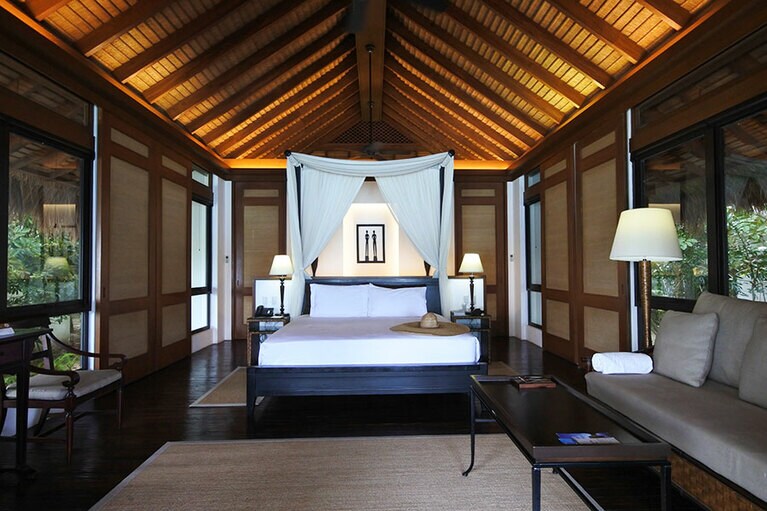 三方が窓になるヴィラ。立地によってビーチ、プール、キャノピーの3タイプと、グループ向けのカラウヴィラがあります。