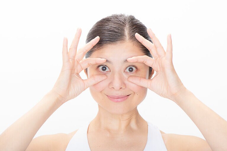 息を吐ききる寸前に、指を顔から離し、呼吸と一緒に指ごと前方にパッと開いてゆく。