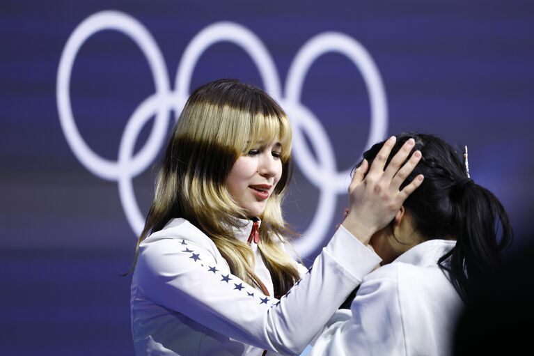 涙する中井亜美をやさしく抱き寄せるアリサ・リウ②（©JMPA）