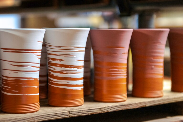 伝統的な朱泥焼締をはじめ、モダンな作品が多いのも北沢窯の特徴だ。