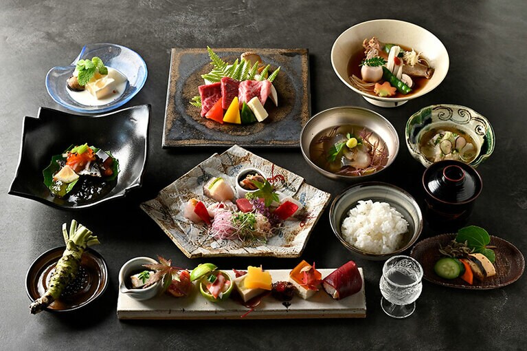 料理長の技と感性が凝縮した「季節の創作会席」。