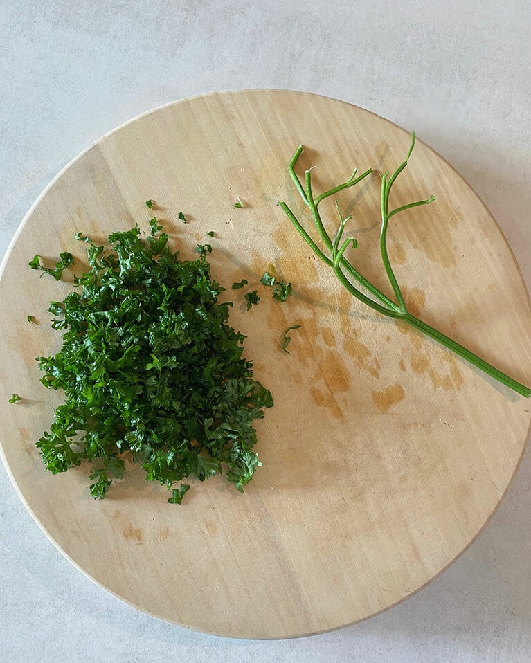 【ごろっと豚肉とマッシュルームのパセリバター炊き込みごはん】(2) パセリは茎と葉を分け、葉を粗く刻んでおく。