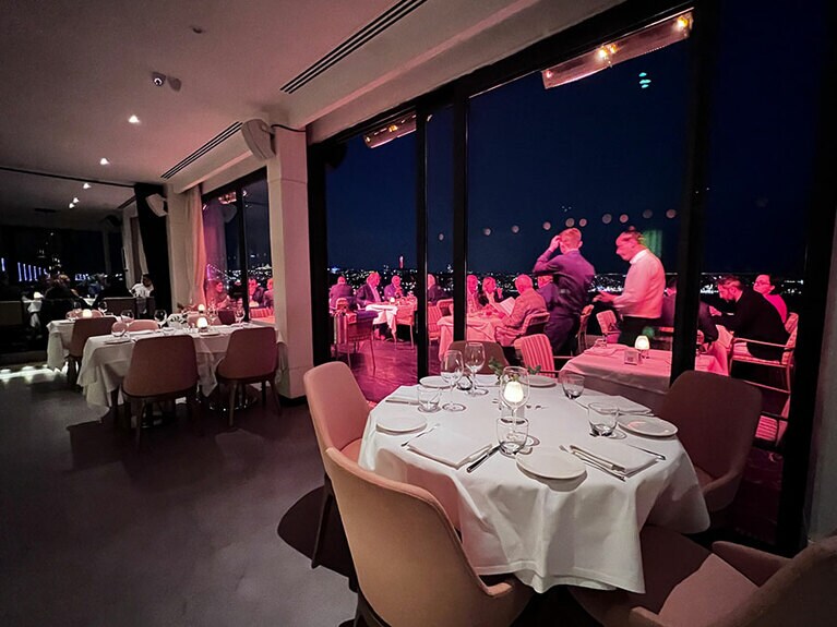 メインダイニングにはテラス席もある。この日は天気もよく、眺めのいいテラス席が満席。赤い色は照明ではなく、ヒーターの色。