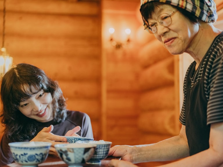 好みのお茶碗を選ぶ星野さん。「美味しいお米、今日はたらふくいただきます！」