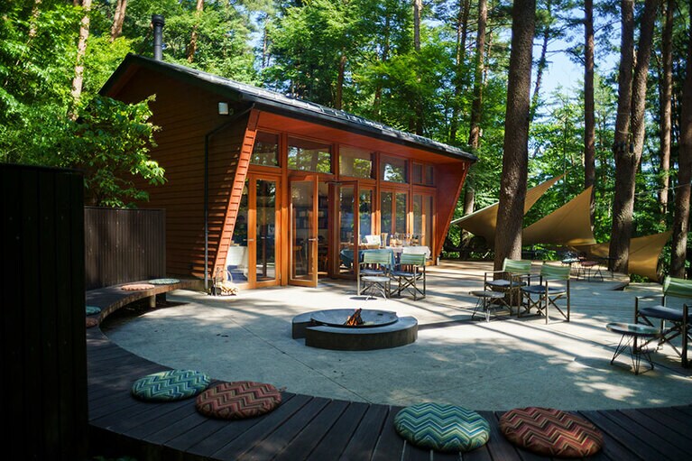 クラウドテラスの最上部には焚き火が灯るラウンジやライブラリーカフェがある。