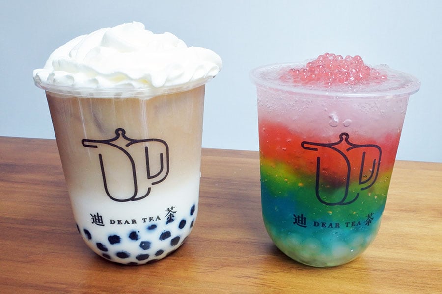 【迪茶 DEAR TEA】写真左から、「濃厚珍洙紅玉拿鐡」とまるでスイーツのような「彩虹膠原蛋白晶球氣泡」。