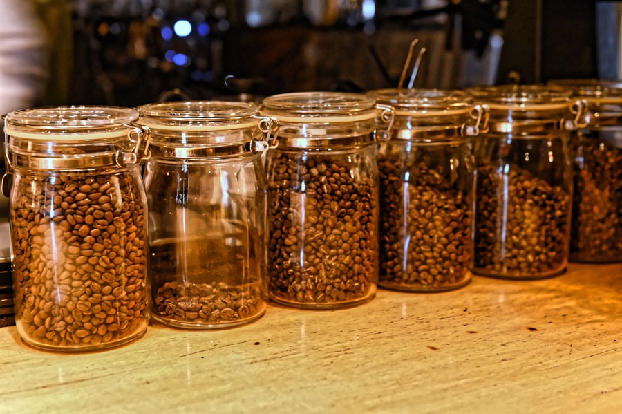 豆は常時3種類以上揃え、フルーティーさを引き出すために、すべて浅煎りを用いるのがこだわり。エスプレッソマシーン、ハンドドリップ、エアロプレスなど、それぞれの豆と目的に合わせた淹れ方で提供される。