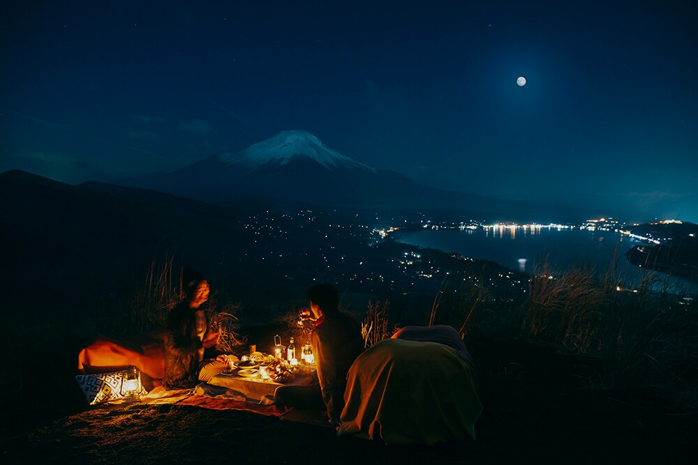 月明かりに輝く富士山と山中湖の絶景を望む山頂を目指し、夜のトレッキングを楽しむプログラム“富士ムーンライトトレッキング”は、2019年11月30日(土)まで、半月～満月の夜(17:00～21:30)に開催中。1日1組(2名まで)限定、料金は1名35,000円(トレッキングツアー、ストレッチと瞑想、ナイトピクニック、登山アイテムレンタル、保険料を含む)。