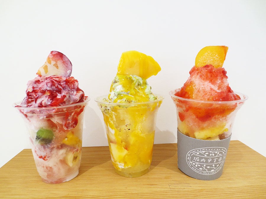 「かき氷」3種各950円。左から「すももミルク」「マンゴーキーウィ」「柿いちご」。
