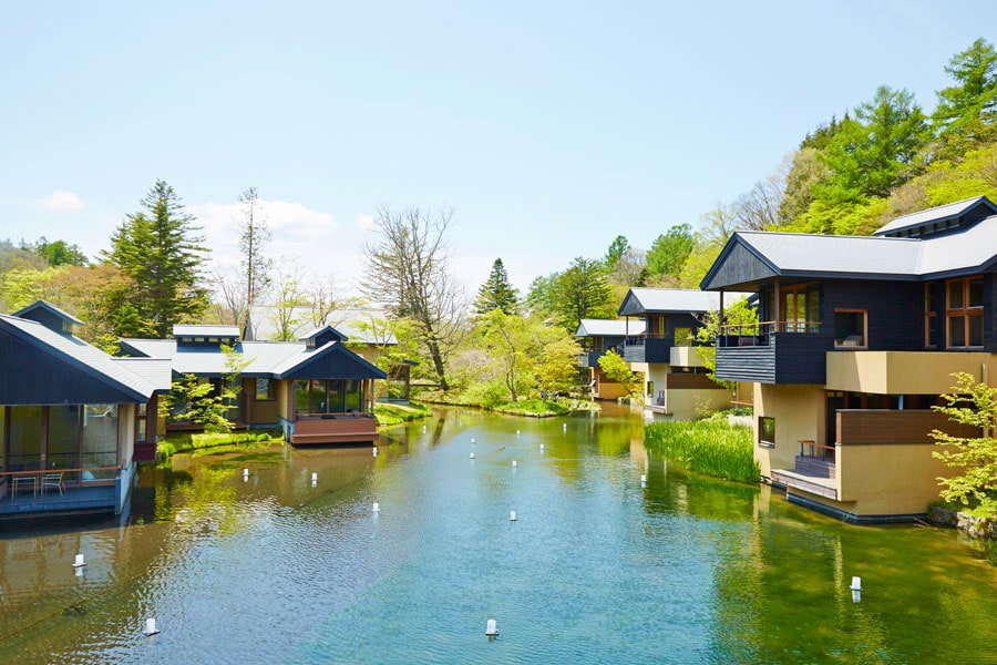 2005年に開業した星のや 軽井沢から、星のやというブランドは始まった。「谷の集落」というコンセプトで、水の庭園を囲むように客室が並ぶ。