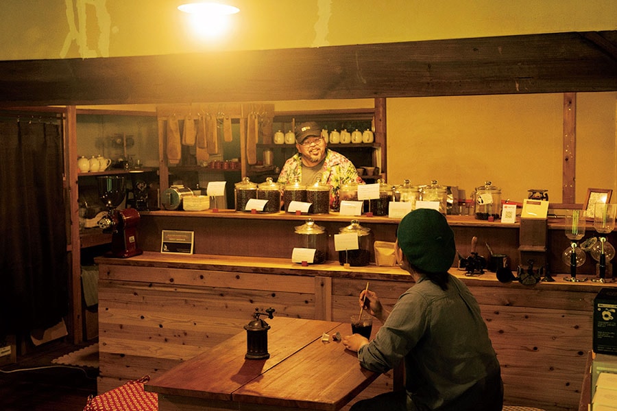 森に建つ焙煎所の店主・大谷大輔さんも移住組。「大輔さんのコーヒーは常備してます」●珈琲焙煎所 tulenote