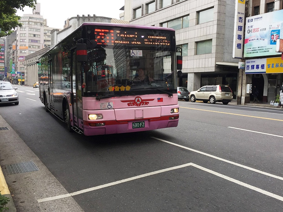 「251」(欣欣客運)のバス。