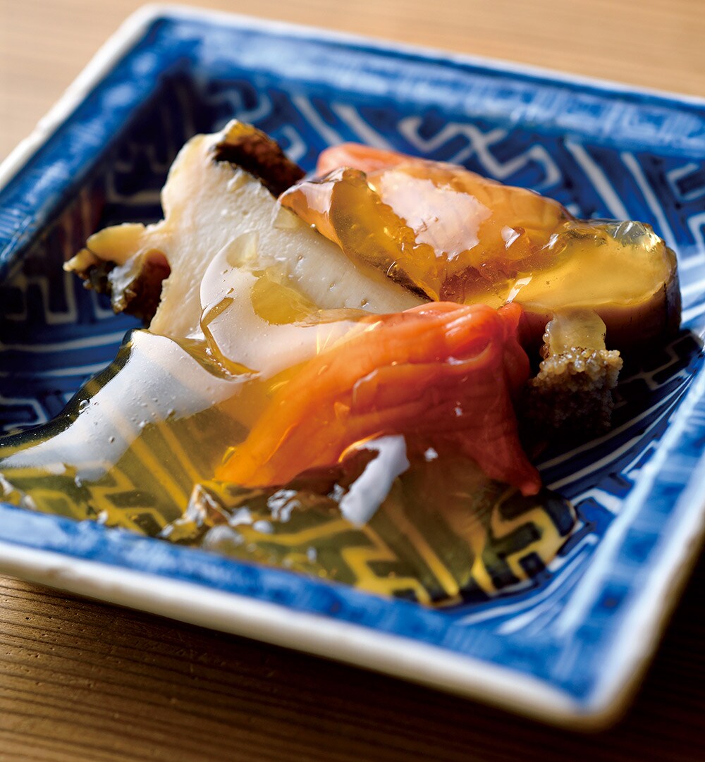 中皿は赤貝と鮑。スッポンの煮こごりを添え、食感と風味に奥行きをもたせる。