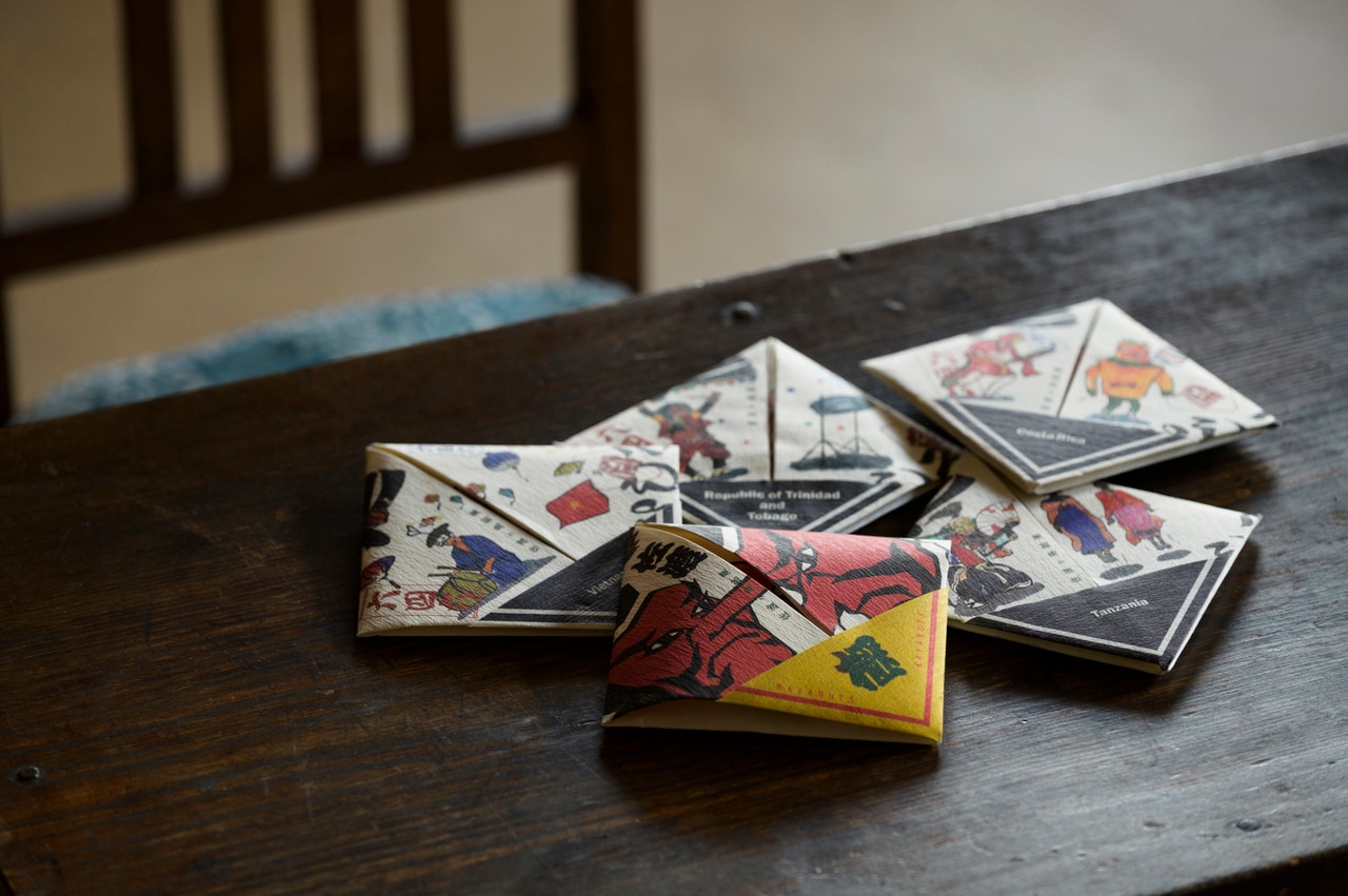 チョコレートのパッケージは1枚の和紙で包む日本古来の「折型」。佐渡の伝統的な祭りと、使っているカカオの産地の祭りのイラストが描かれています。