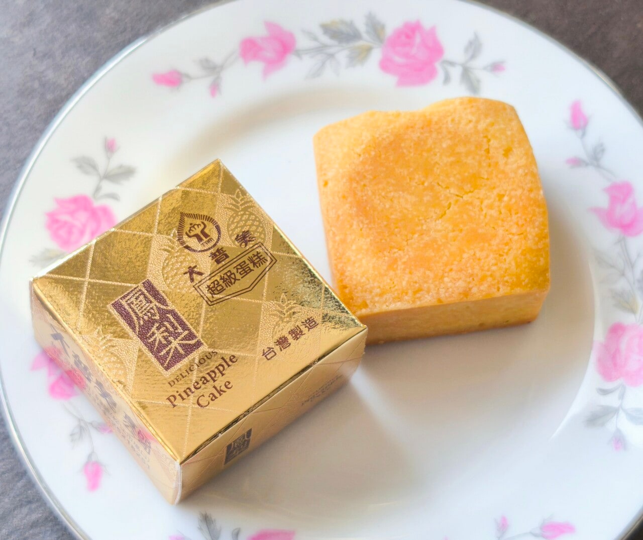 レトロな箱も可愛らしいパイナップルケーキ。