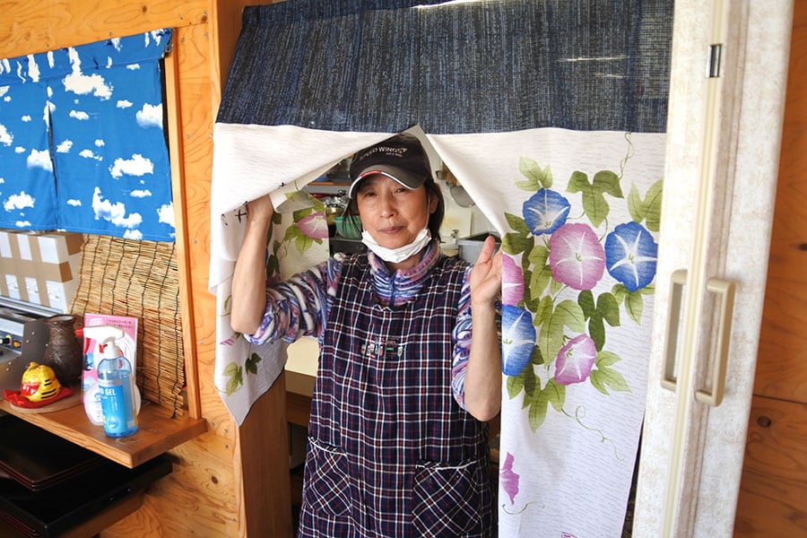 美味しい島めしを出してくれる、海鮮味処 さざんかのおかみの末吉順子さん。