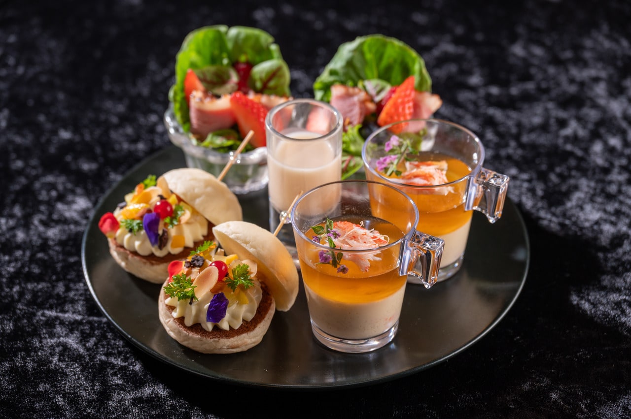 セイボリープレートのイメージ。「蟹のロワイヤルとコンソメゼリーの2層仕立て」「合鴨胸肉のスモークとベリーのプチサラダ カカオフルーツのドレッシング」「ドライフルーツ・ナッツ・カカオニブのクリームチーズサンド」。