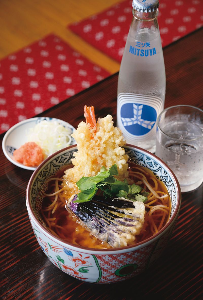 賢治セット（1,280円）。奥羽山脈の湧水を使った上品な蕎麦と、カラッと揚がった天ぷら。代々引継ぐ「返し」がその旨味を引き立てる。
