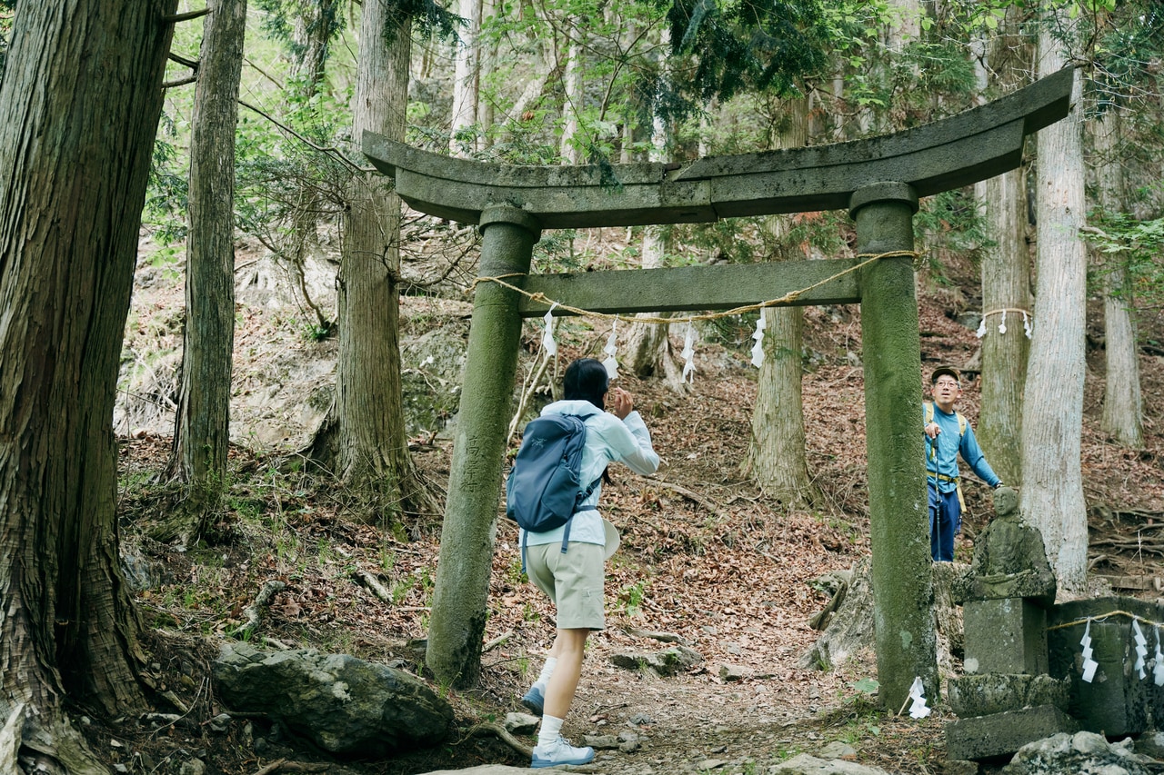 山頂目前にある雷神岳神社。
