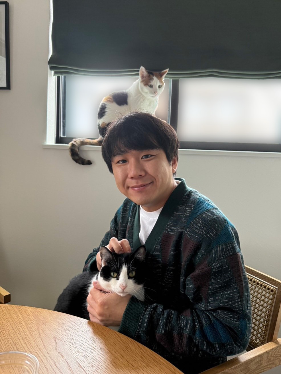 ハナコ・秋山寛貴さんと愛猫のキキちゃん（三毛）、ググちゃん（白黒）。