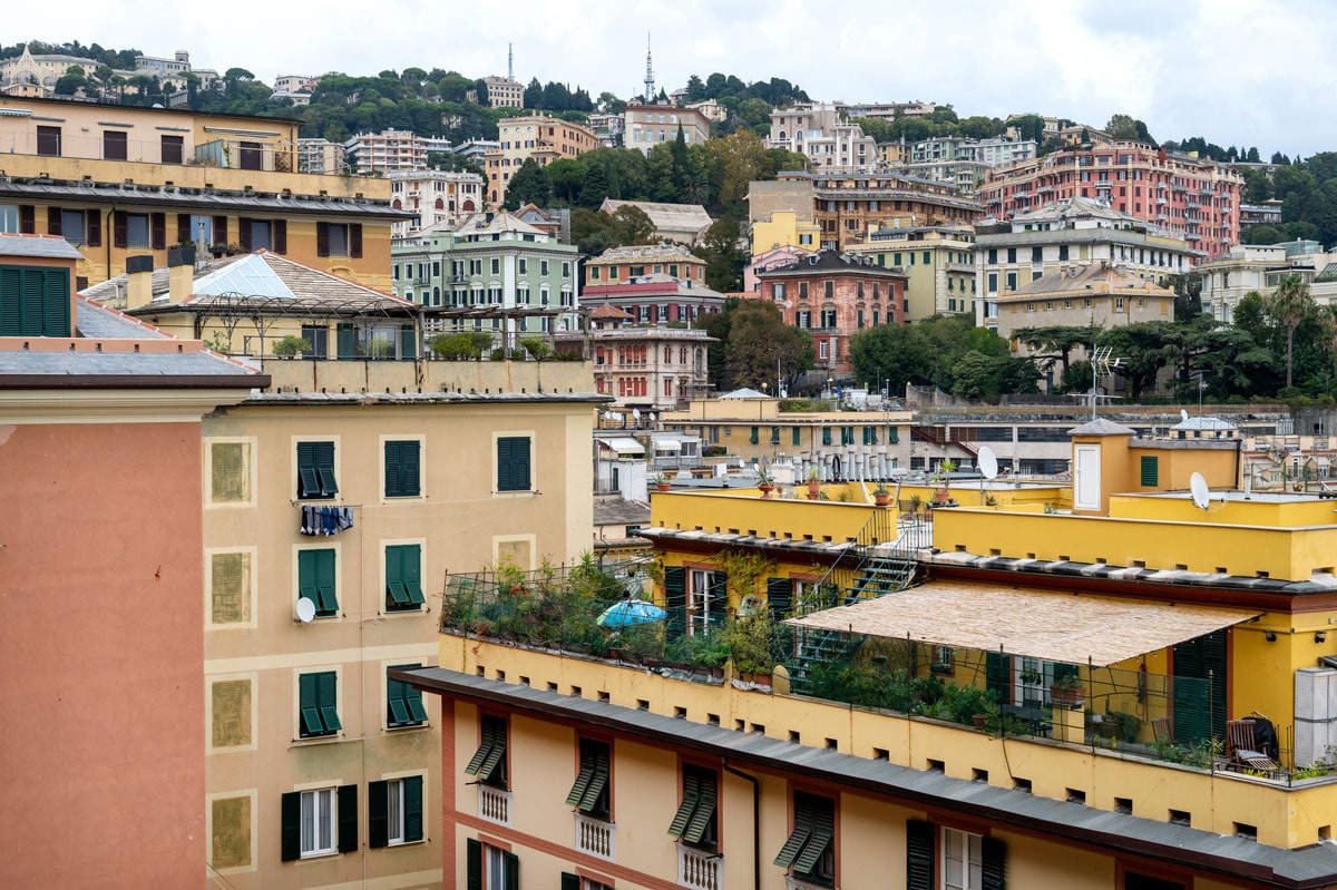 カラフルな家並みはかつて船乗りが多かったリグーリアの特徴的な建築。