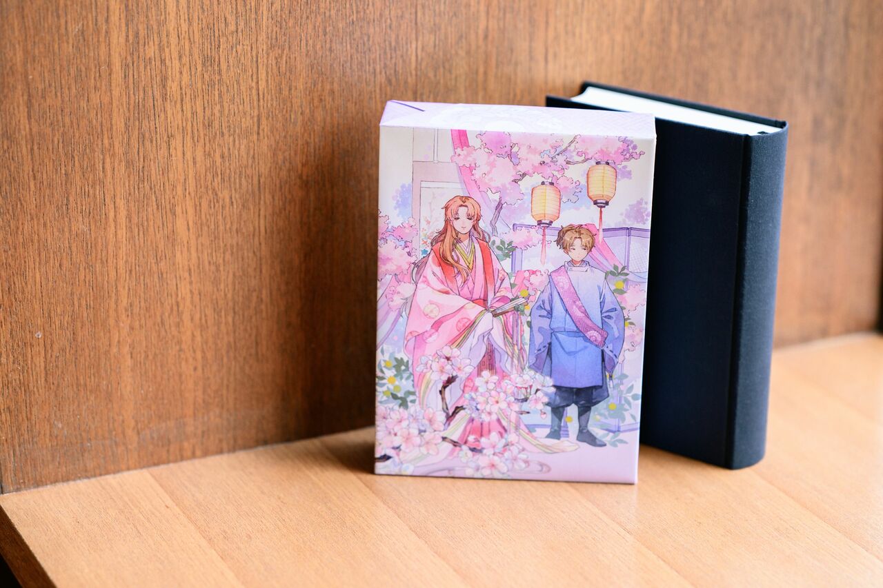 特製BOXには名司生さんの書き下ろしイラストが。さらに本体は布張り箔押しの豪華仕様です。