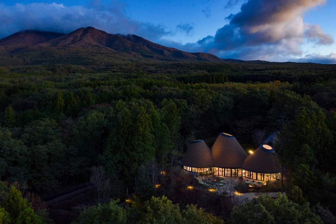 那須連山の山裾に位置する「リゾナーレ那須」。2019年11月開業。