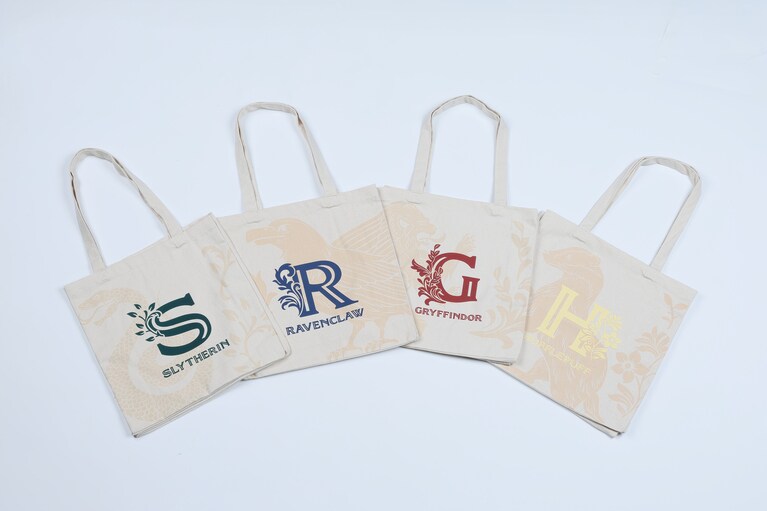 4寮それぞれのデザインでラインナップされている。