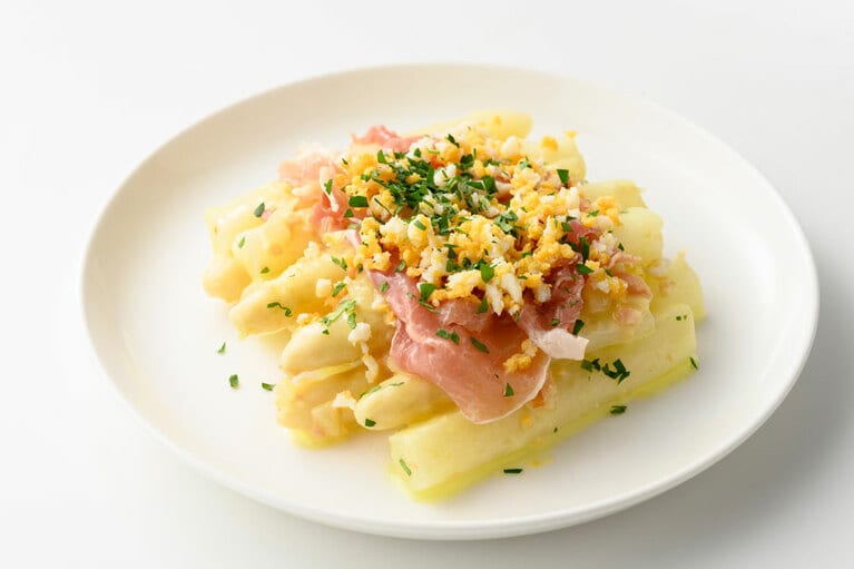 ホワイトアスパラガスと生ハムのマリネ 897円(100gあたり)。