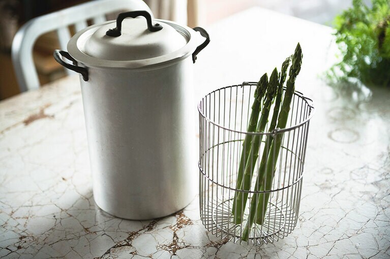 アスパラの名産地で買ったアスパラ専用鍋。「縦に茹でると美味しさが全然違うのよ」と地元の方が言っていました。