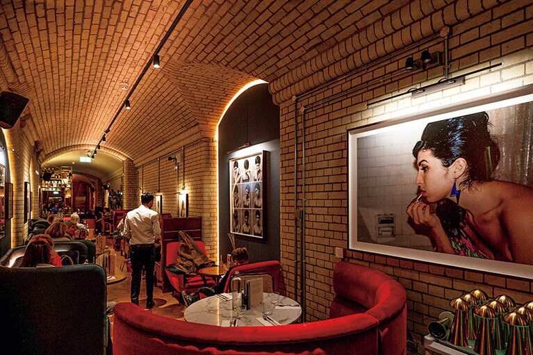 カフェとしてもバーとしても使える空間。