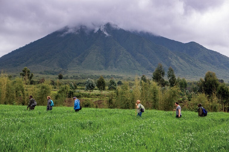 トレッキングの出発地点は毎回違うが、人の暮らす村の周辺であることも多い。©Singita