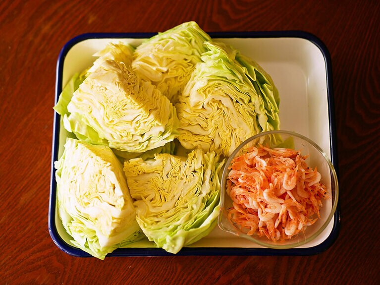 【材料(2～3人前) 】春キャベツ：半玉(450g程度)／桜エビ(釜揚げタイプ)：60g／いりこと昆布のだし：130ml／塩：小さじ1/3／オリーブオイル：小さじ2　そのほか必要なもの：フタができるフライパン