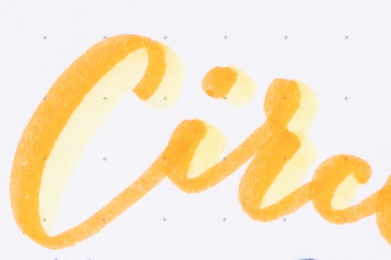 文字より明るい色のシャドウで軽やかに。