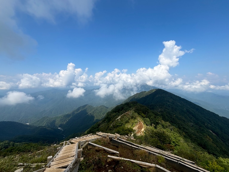 檜洞丸の山頂付近からの景色。写真提供＝西尾洋佑