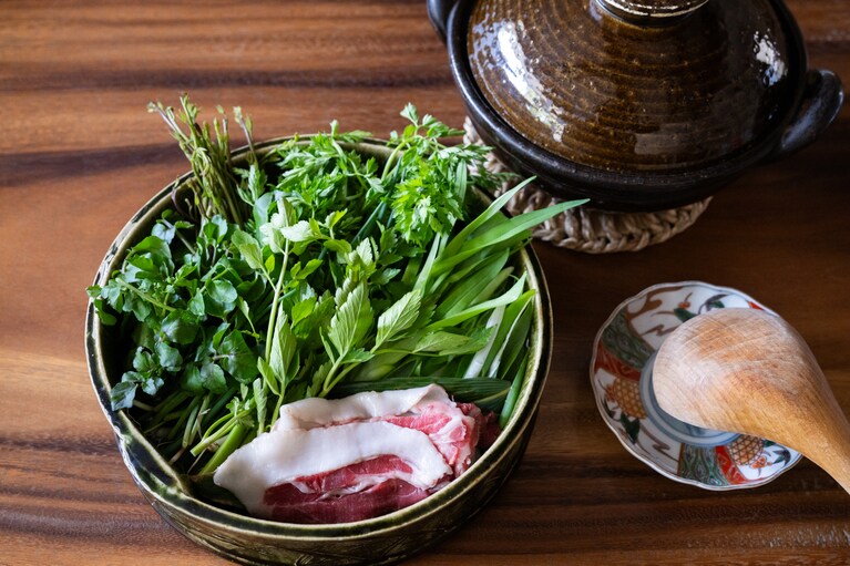その日に採れた多種多様な山菜を、肉と一緒にしゃぶしゃぶで楽しむ「山菜鍋」。
