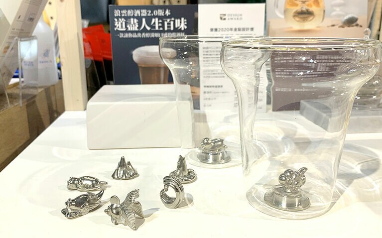 動物や雲、山の形をした錫の飾り。WOO醒酒杯／8款錫公仔(酒グラスと錫の飾り8種類) 1,290元。
