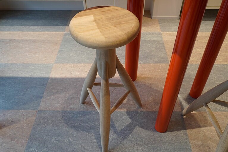 椅子は福岡のヒノキの作品。