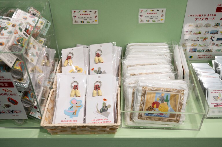 右側がエコバッグ。左の「フォンタブストラップ」も限定品。