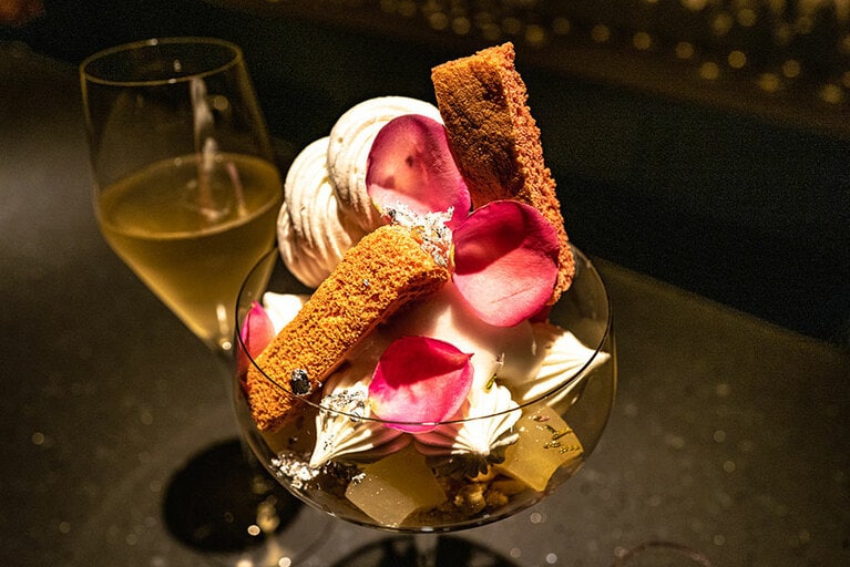 「ラ・フランスとシャンパーニュのビスキュイローズパフェ」3,500円にはぜひシャンパンを合わせてみたい。
